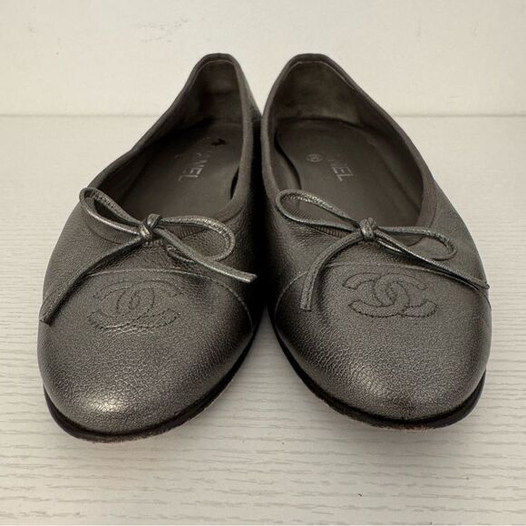 Chanel EU 39 CC Logo Dark Gray Metallic Pewter Classic Ballet Flats Authentic - Picture 2 of 8
